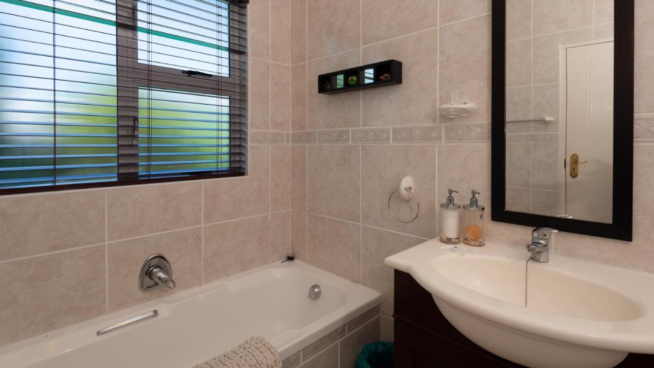 Brown Jug Guest House Херманус Экстерьер фото